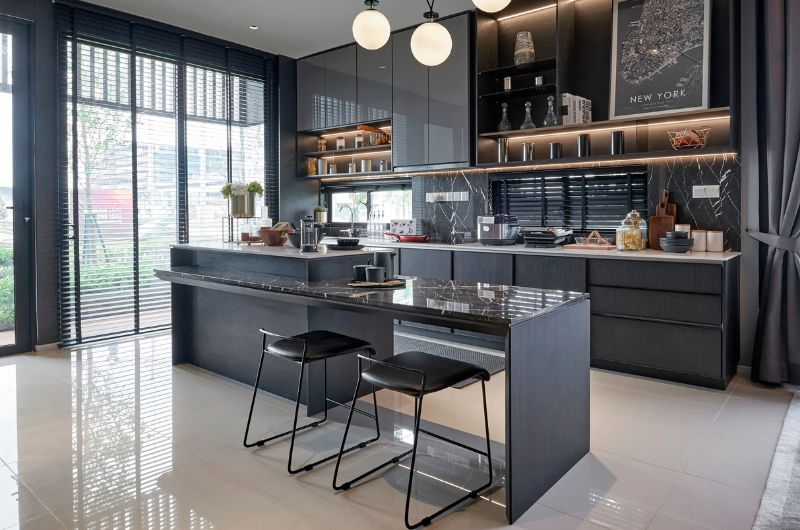 Moderne Küche mit Kochinsel